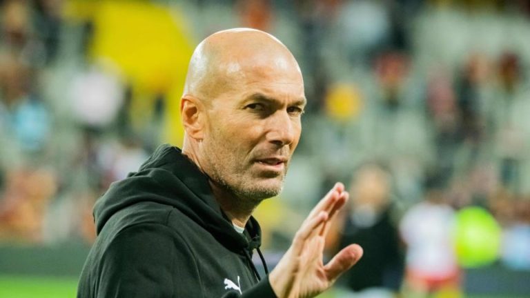 Football : Zinedine Zidane serait à un pas de devenir le nouvel entraîneur de…