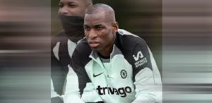 Nouveau look : Nicolas Jackson se débarrasse de ses…