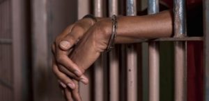 Usurpation de fonction : le faux agent pénitentiaire et le prévenu sous bracelet électronique