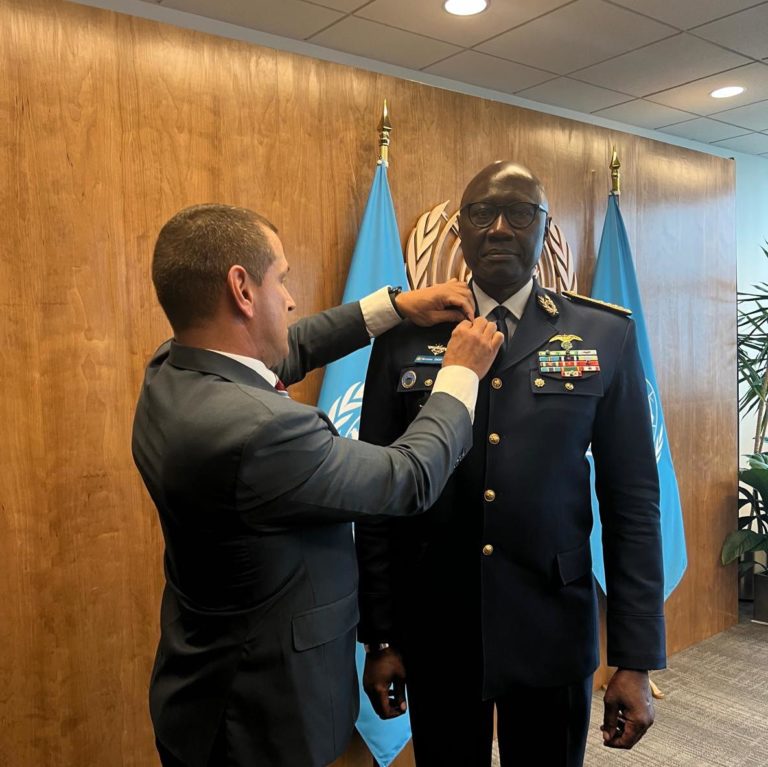 Sénégal: Le Général Birane Diop, ministre des Forces armées, décoré par les Nations Unis!