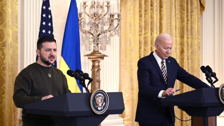Biden veut envoyer de nouvelles armes à l'Ukraine dès "cette semaine"