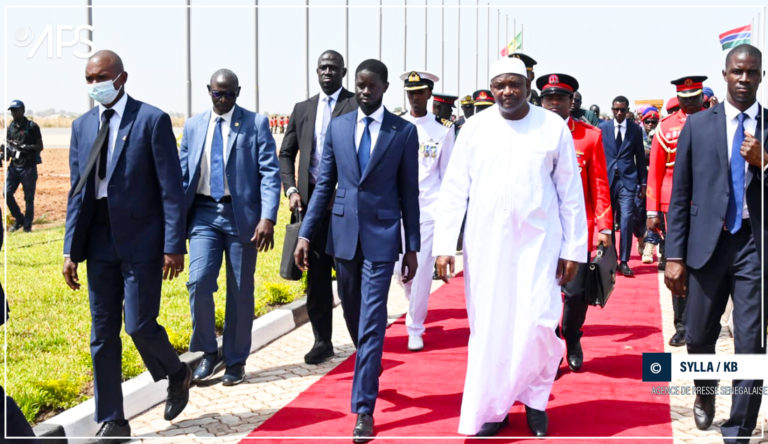 Gambie : Arrivée du Président Diomaye Faye, accueilli par Adama Barrow (vidéo)