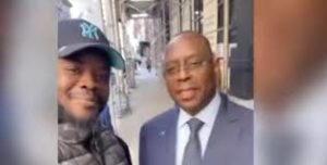 Quand l’ex-président Macky Sall croise des Sénégalais dans les rues de New York, découvrez l’échange (Vidéo)
