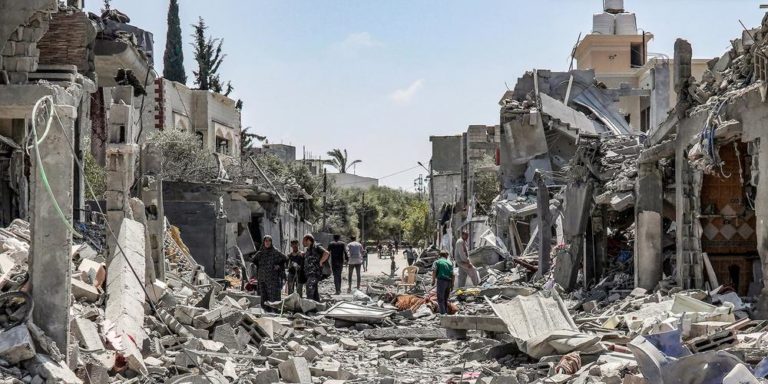 Gaza: des groupes armés ont dérobé 66 millions d'euros à la Banque de Palestine, selon Le Monde