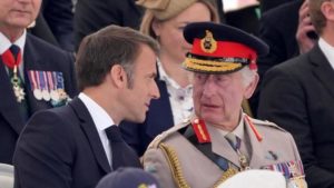 80 ANS DU DÉBARQUEMENT : AVEC 20 MINUTES DE RETARD LORS DES CÉRÉMONIES, EMMANUEL MACRON CHOQUE LES ANGLAIS