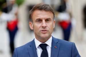 Emmanuel Macron accuse le RN et LFI de mener à «la guerre civile»