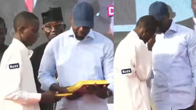 (Vidéo) – Cet ancien prisonnier offre le Coran à Sonko et fond en larmes…