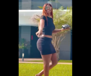 Vidéo : Crop top, poth en l’air, démarche de la gloire, Mia Guissé se la joue §exy