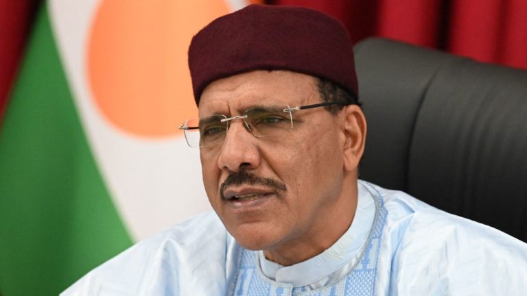 Niger : un an après avoir été renversé, Mohamed Bazoum toujours prisonnier