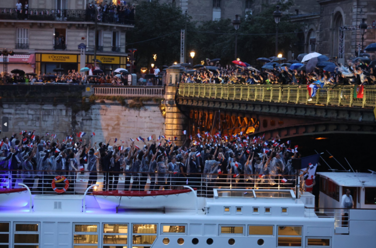 Le défilé des délégations pour la cérémonie d'ouverture des JO de Paris 2024 en images