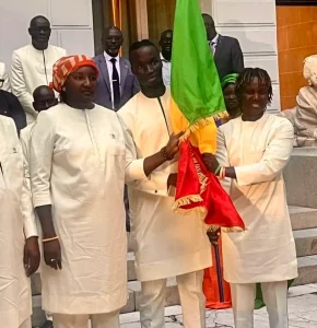 JO 2024 – La ministre des Sports Khady Diene Gaye a remis le drapeau national aux athlètes à Paris !