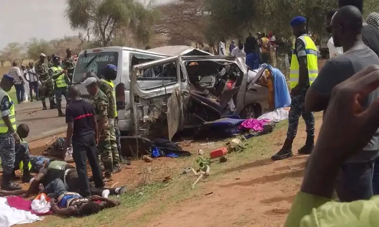 Urgent : onze morts et plusieurs blessés après une collision entre un minibus et un camion
