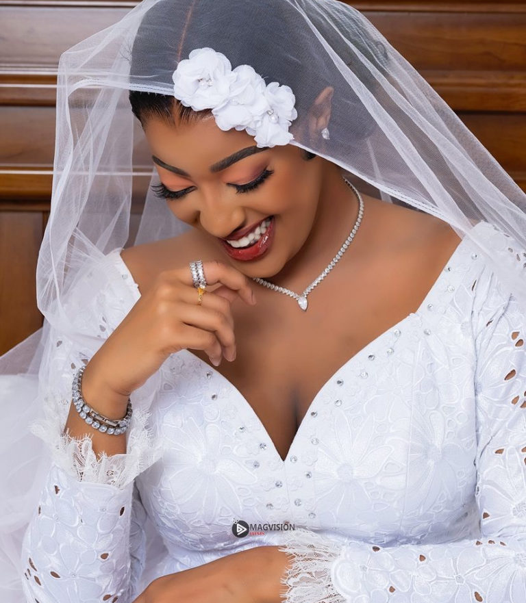 Sans pose ongles, les belles photos de mariage Betty planent sur toile.