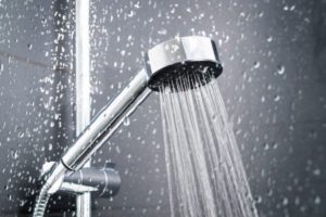 CANICULE : VOICI POURQUOI IL NE FAUT PAS PRENDRE DE DOUCHE FROIDE QUAND IL FAIT CHAUD