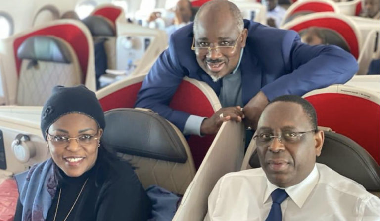 Un journal révèle une « prédation foncière » de 1 400 m² accordée à Farba Ngom par Macky Sall