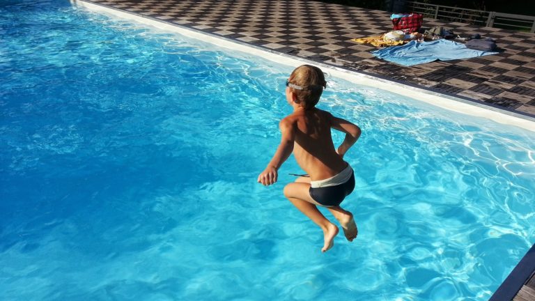 ETATS-UNIS : UNE FAMILLE DE CINQ PERSONNES ÉLECTROCUTÉE DANS SA PISCINE