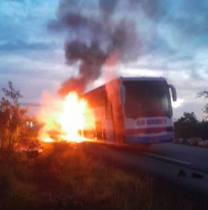 Goudiry : Un bus prend feu… (photos)
