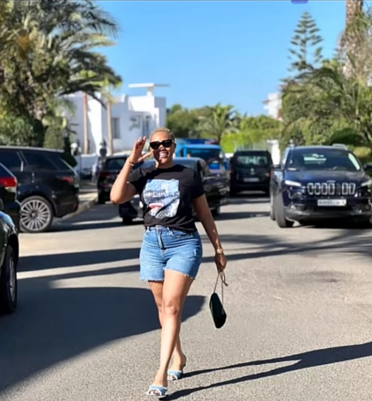 (02 photos): Super canon en short jean, Clara Gaye fait sensation sur la toile