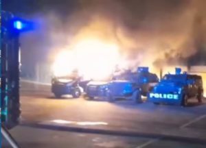 Italie : Il allume une cigarette et la voiture dans laquelle il montait explose
