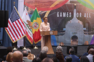 Les drapeaux olympiques et paralympiques installés dans la mairie de Los Angeles