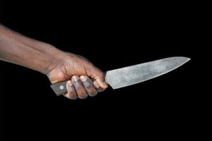 Pour une affaire de téléphone, elle plane un coup de couteau à son mari