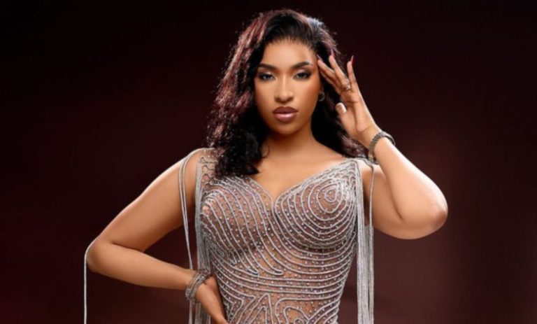 Diaryatou Sow : une apparition glamour en robe dorée