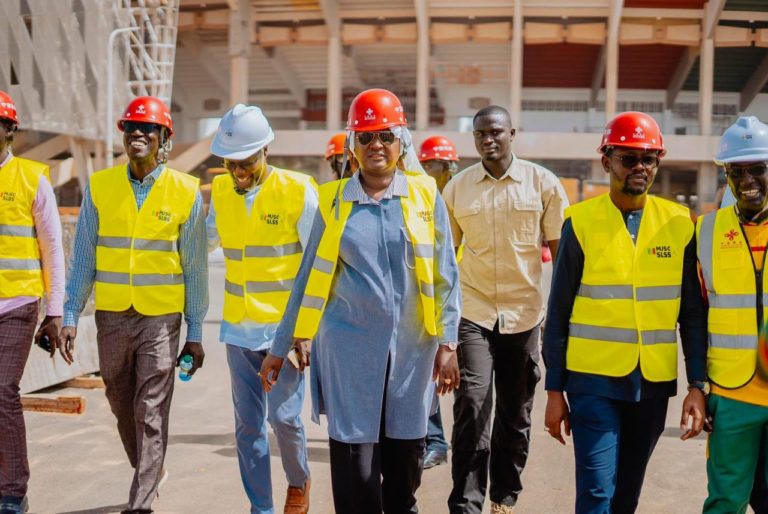 Réhabilitation du stade Léopold Sédar Senghor: La ministre Khady Diène Gaye Exprime sa Satisfaction et Appelle à Accélérer les Travaux