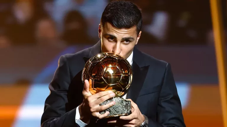 Rodri remporte le Ballon d’or 2024 malgré les pronostics qui donnaient Vinicius vainqueur !