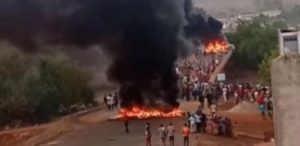 Kédougou : Des collégiens barrent la RN7 et brûlent des pneus