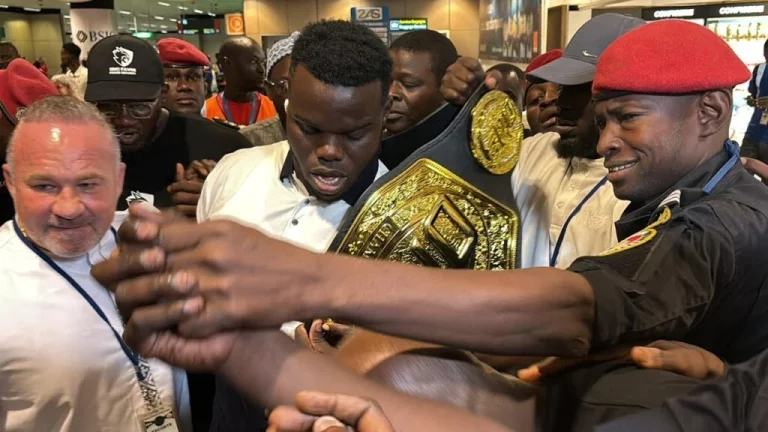 MMA : (vidéo) Revivez l’accueil exceptionnel réservé au Champion du monde Reug Reug !