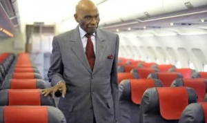 Le Président Wade est retourné en France, il a voyagé avec...
