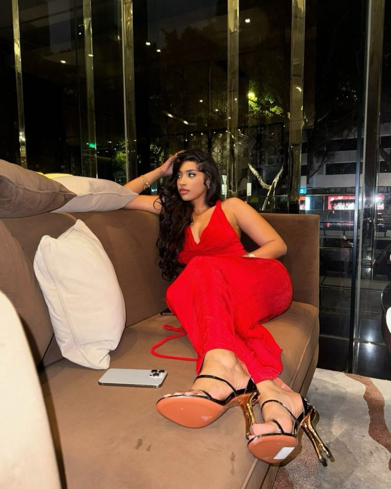 (04 photos) – Chine : Amy Léa sulfureuse en rouge