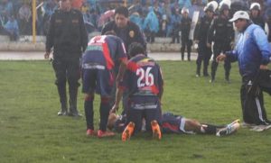 Triste nouvelle : Frappé par la foudre, un footballeur décède en plein match, le gardien gravement brûlé !