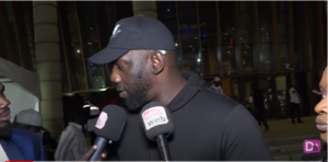 (Vidéo) : Après la victoire de Modou Lo, Niang Xaragne arrose de billets la famille de Aziz Ndiaye