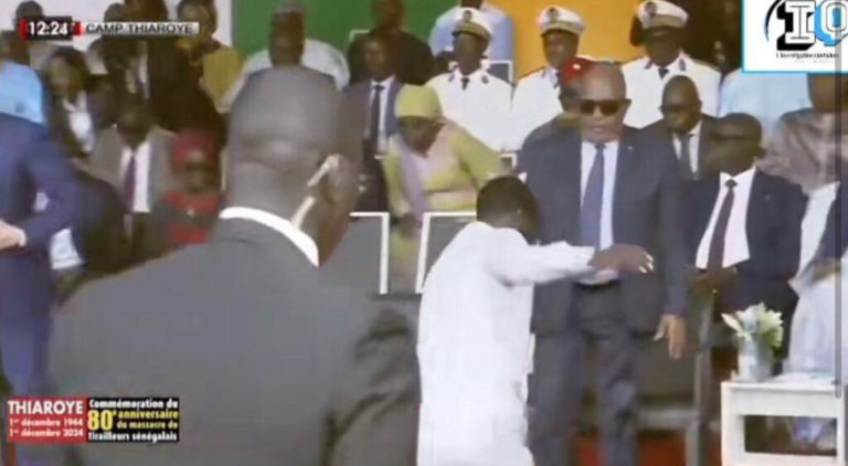 Bassirou Diomaye Faye échappe à la chute lors de l’hommage à Thiaroye
