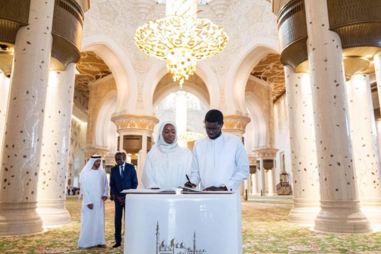 Visite officielle aux Émirats arabes unis : Bassirou Diomaye Faye a visité la grande mosquée Sheikh Zayed