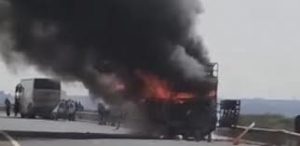 Un Bus complètement calciné sur l'autoroute à péage