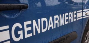 Un ingénieur recrute 7 nervis et un faux gendarme pour détruire un bâtiment appartenant à autrui