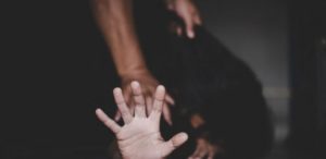 «Il m'a déshabillée, m'a fait coucher sur le dos avant de me...» : l'histoire de la femme mariée et du guérisseur