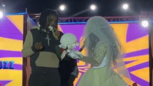 Elle déclare en plein spectacle son amour à Wally : « So djogué fi, thi mane ngaye fanane » (vidéo)