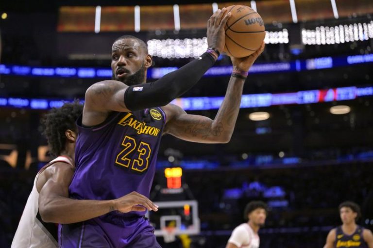 LeBron James a dépassé Michael Jordan lors du succès des Lakers face à Atlanta