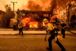 Les incendies de Los Angeles toujours indomptés, au moins dix morts