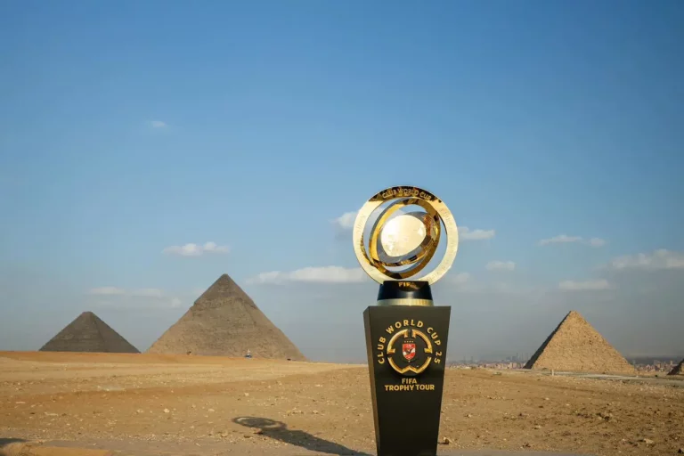 Le trophée de la Coupe du monde des clubs fait escale en Egypte