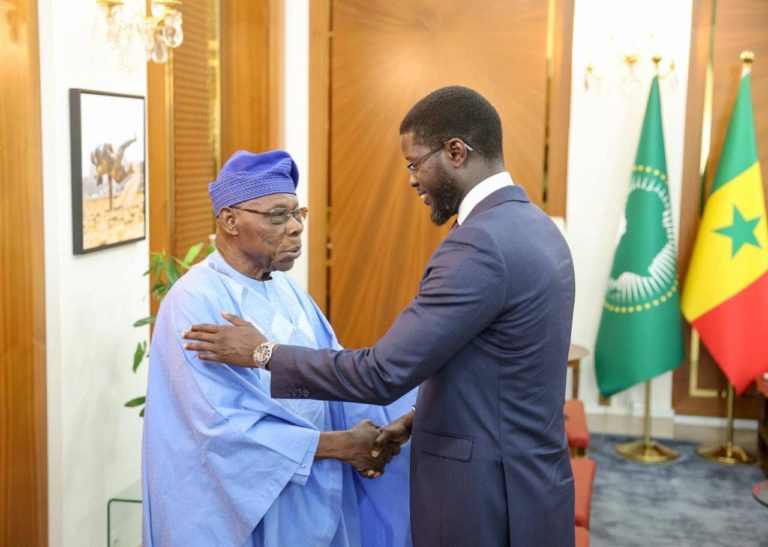 Diplomatie : l’ancien président nigérian Olusegun Obasanjo reçu par Diomaye