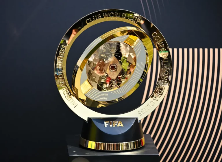 Le trophée de la Coupe du Monde des Clubs de la FIFA arrive en Afrique