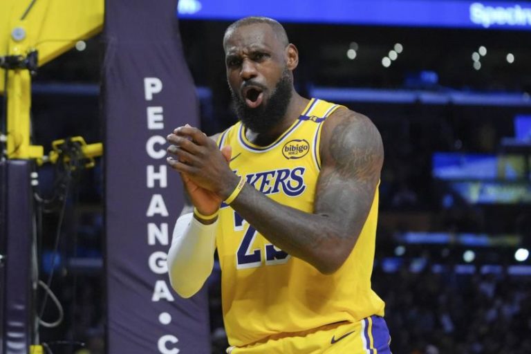 LeBron James (Los Angeles Lakers) premier joueur à atteindre 50 000 points cumulés en NBA