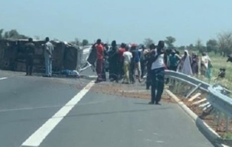 Autoroute à péage : Un gros-porteur rempli d'aliments de bétail se renverse à l'entrée de Thiès
