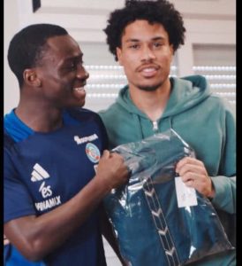 Vidéo : Après Moussa Niakhaté et Nicolas Jackson, Habib Diarra offre des tenues traditionnelles à ses coéquipiers