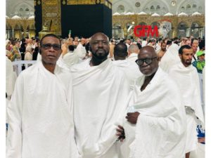 Images exclusives : Youssou Ndour en Omra à la Mecque. Regardez