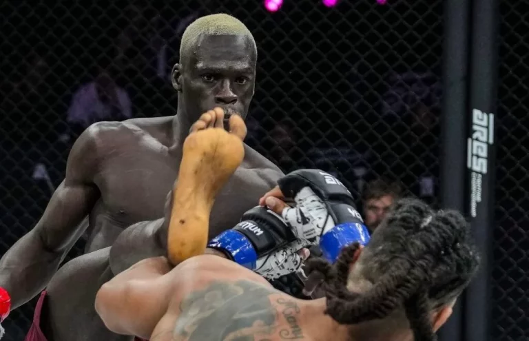 MMA : (vidéo) Le « Baay Faal » Moustapha Diakhaté étale sa domination sur Nandor dès le premier round !
